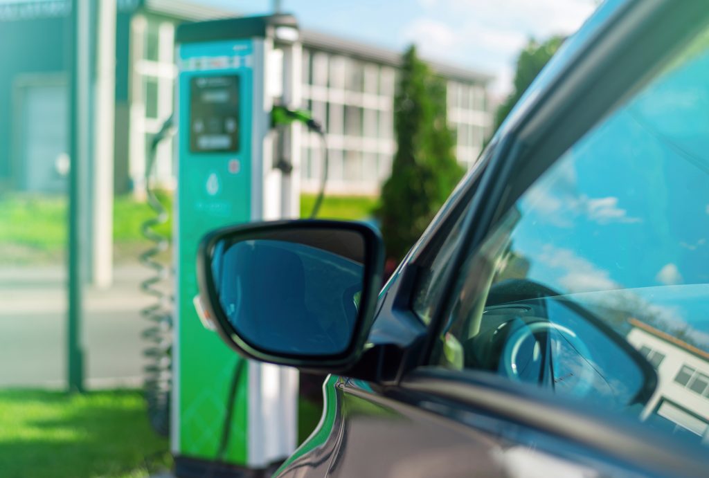 Les bornes de recharge sont-elles compatibles avec tous les véhicules  électriques et hybrides rechargeables ?- Qonexio